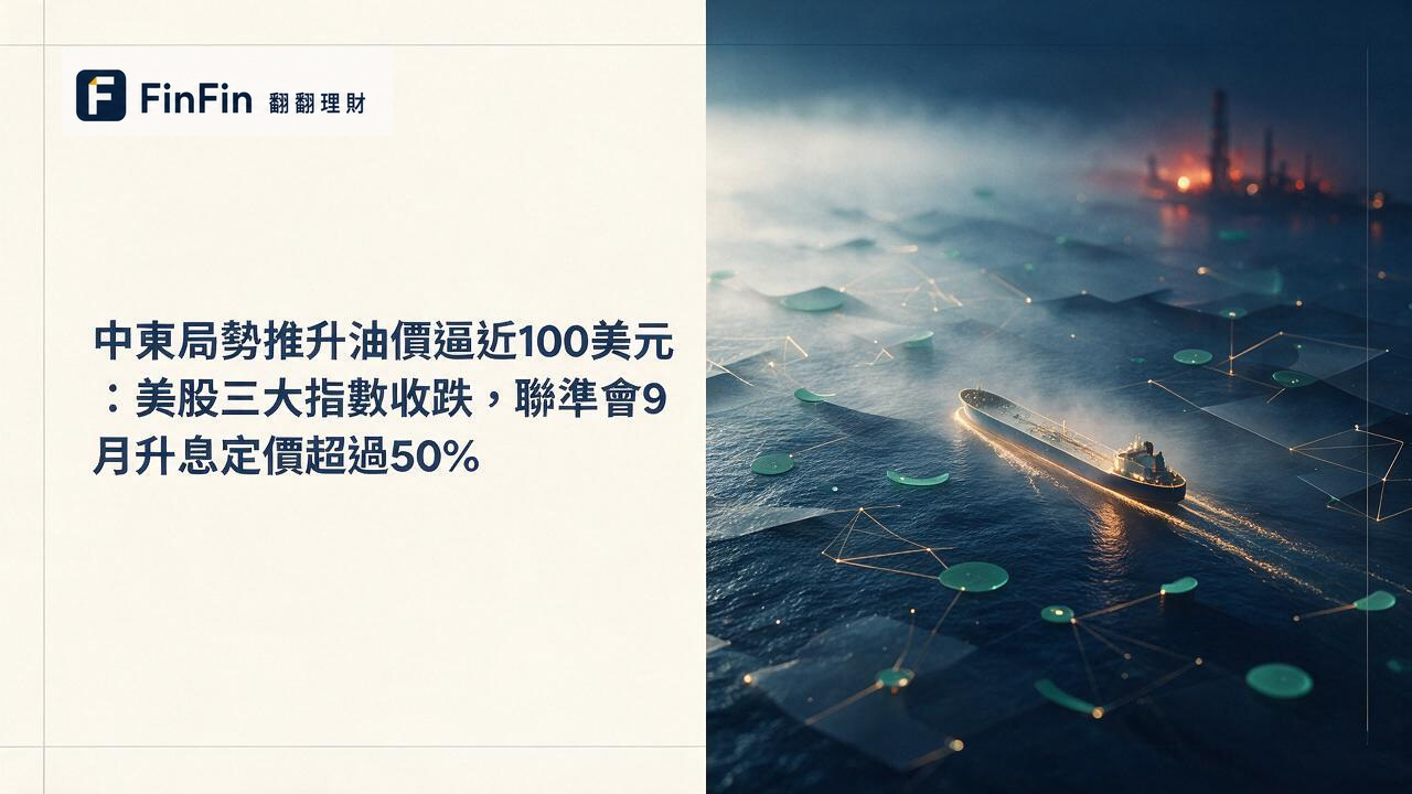 迷霧海面上孤行的油輪，遠處工業設施透出橘紅光暈，深藍與琥珀色調對比強烈